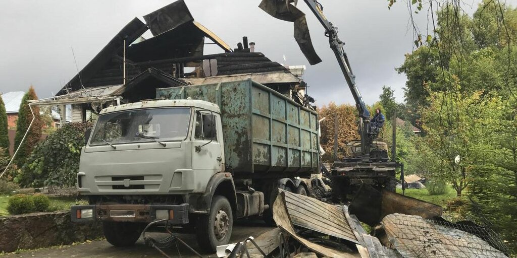 Вывоз мусора после пожара с утилизацией в Спасске-Дальнем в октябре