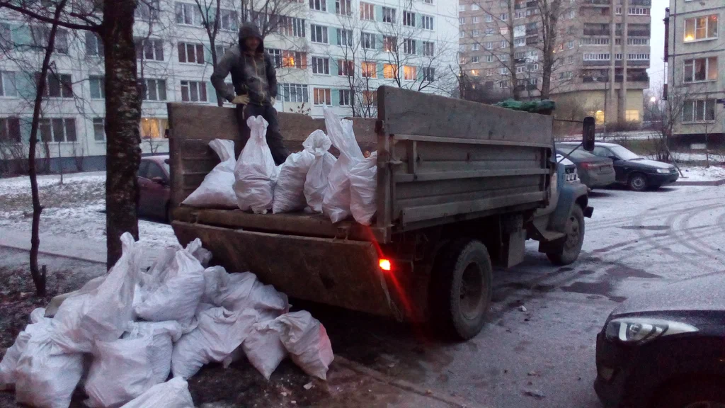 Вывоз мусора в мешках в Спасске-Дальнем в октябре