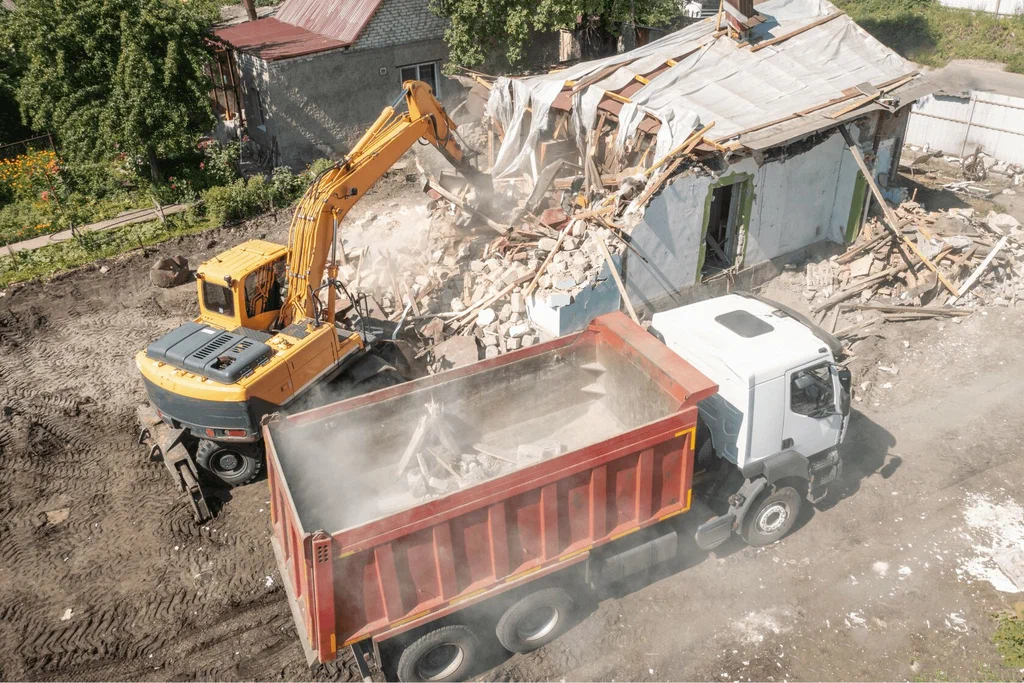 Вывоз мусора после сноса зданий с выездом в Спасске-Дальнем в октябре