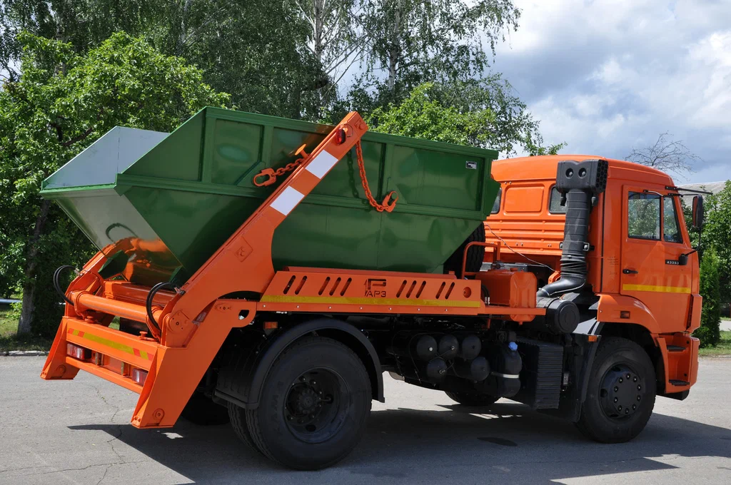 Заказ бункеровоза для вывоза мусора и отходов в Спасске-Дальнем в октябре