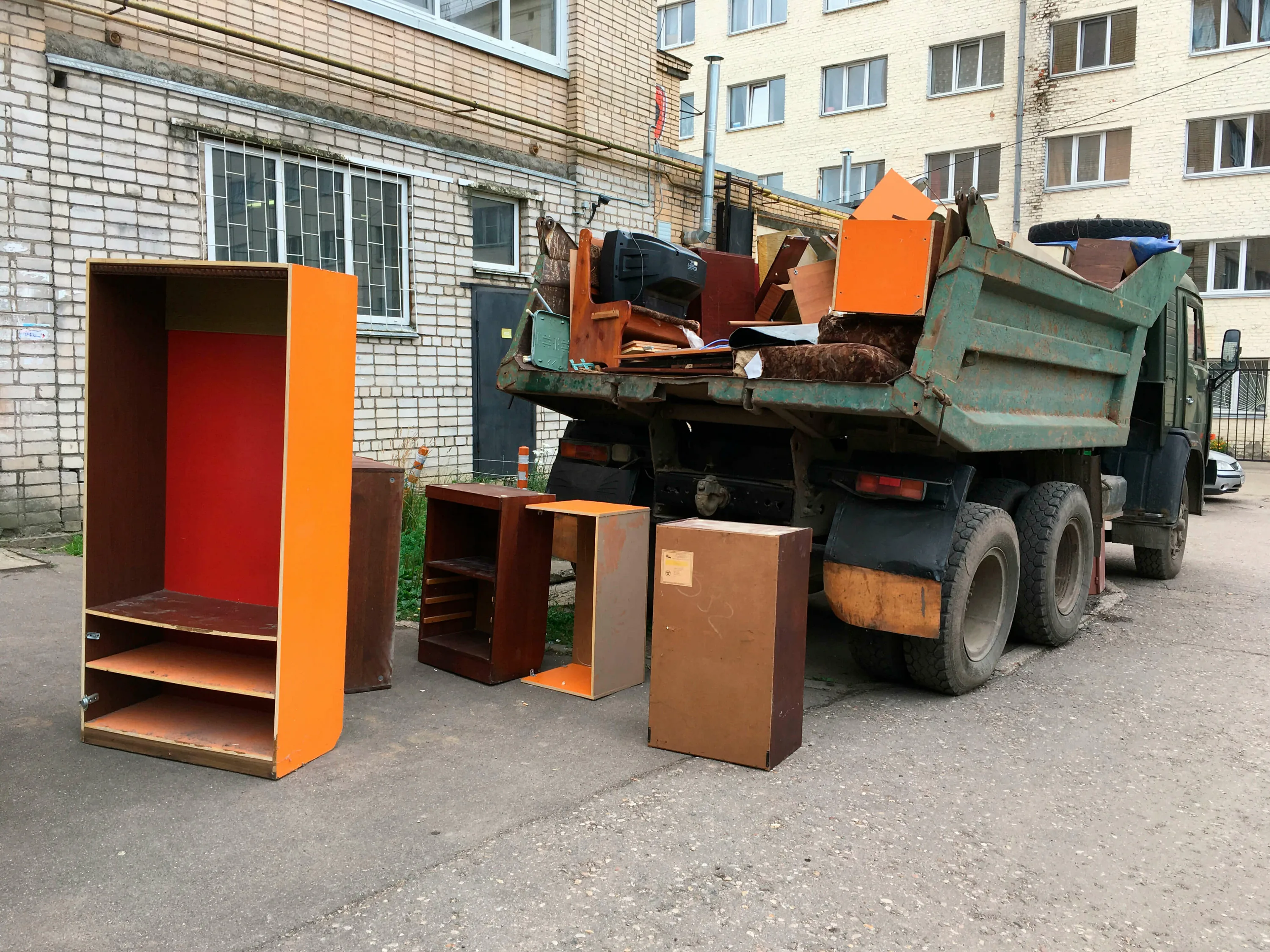 Утилизация старой мебели с вывозом и разбором в Спасске-Дальнем в октябре