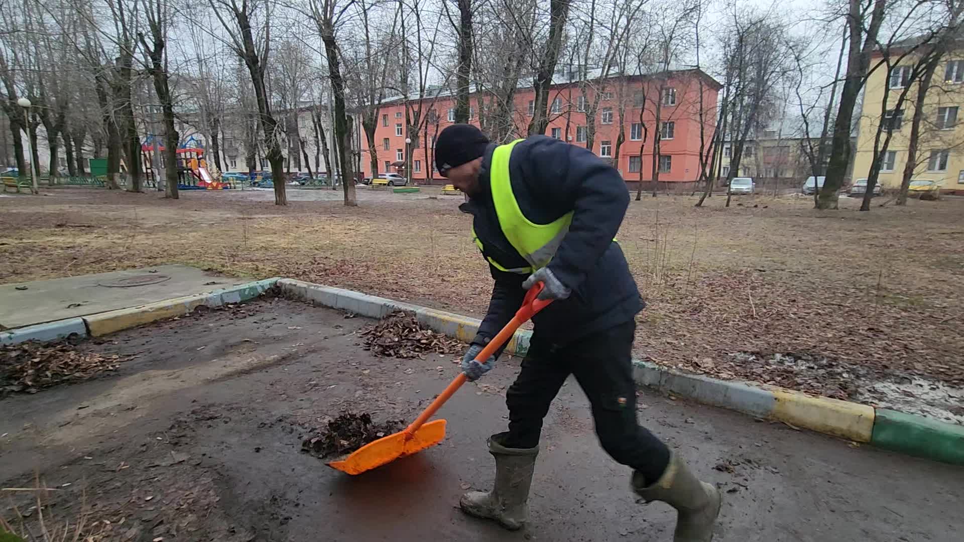 Уборка территорий в Спасске-Дальнем в октябре