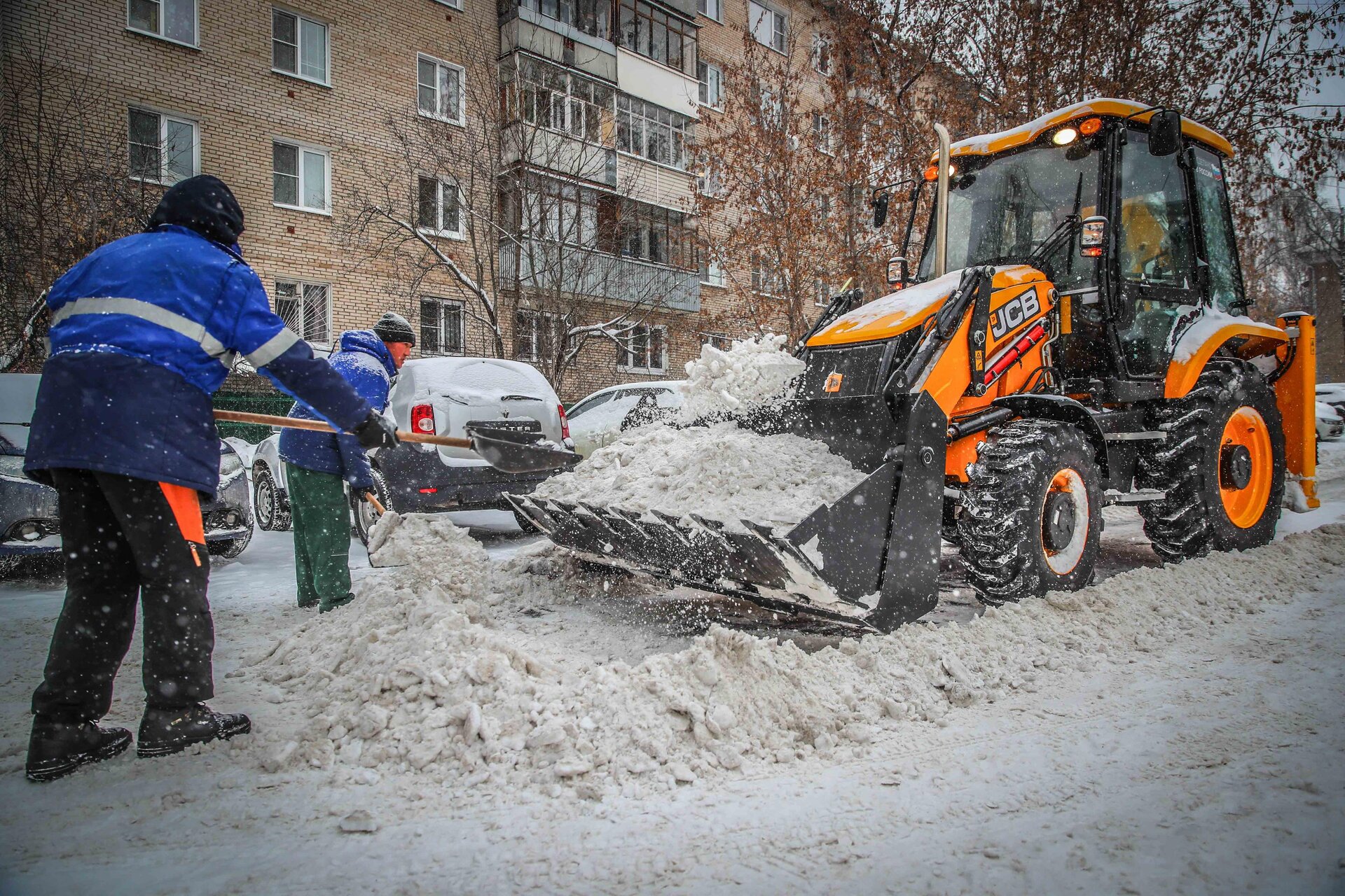 Очистка дворов от снега и наледи в Спасске-Дальнем — уборка снега, трактор и ручная, цены от 517 руб. | ПроМусор