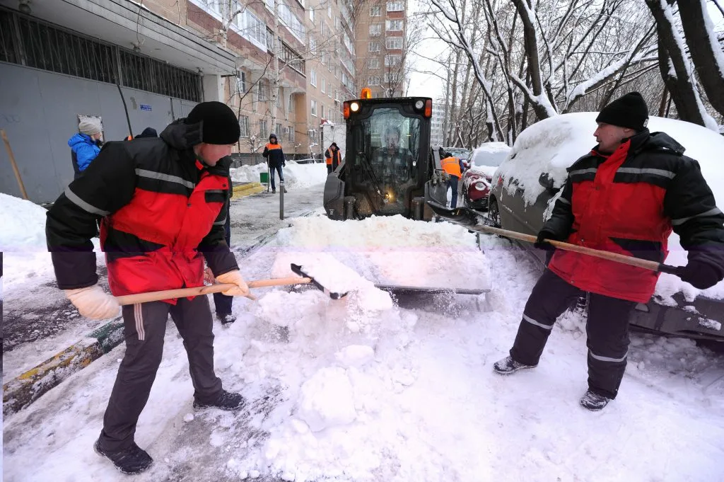 Очистка дворов от снега с гарантией результата в Спасске-Дальнем в октябре