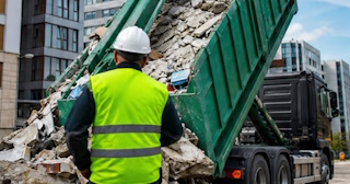 Вывоз строительного мусора в Спасске-Дальнем: услуги лицензированной компании — ПроМусор